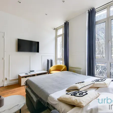Urban Flat 34 - Beautiful 3 Bedroom Louvre Apartment *