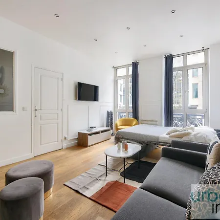 Urban Flat 34 - Beautiful 3 Bedroom Louvre Apartment